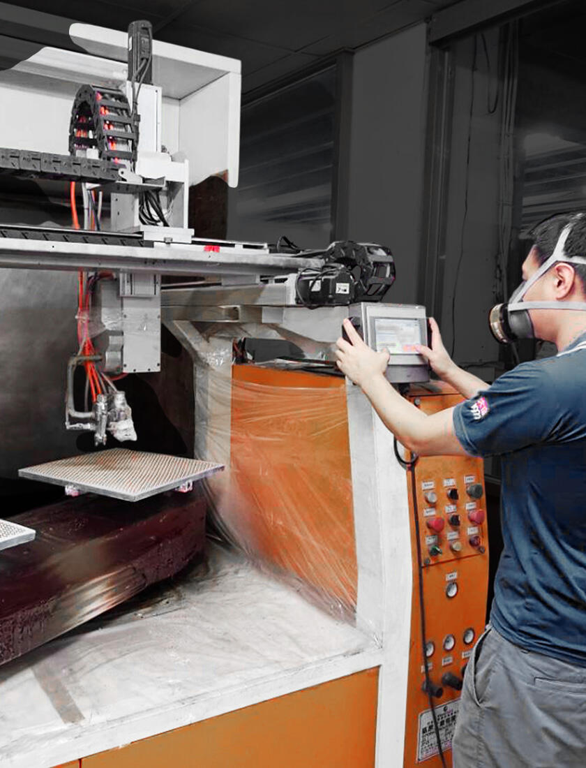 Automatic spray system for hardware